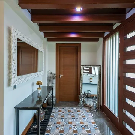 Vhillas Private Luxury Mana